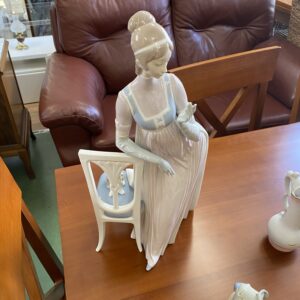 Escultura de porcelana Lladró Lady Empire, figura femenina de 47 cm, vestida con vestido clásico del siglo XIX, en estado impecable, fabricada a mano en España entre 1970 y 1979