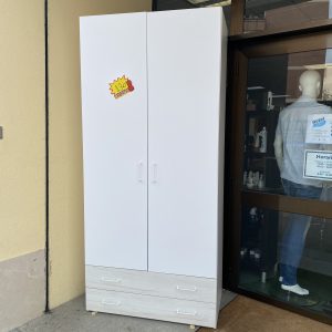 Armario ropero blanco de dos puertas y dos cajones, en buen estado y con buen espacio de almacenaje. Ideal para dormitorio, habitación juvenil o apartamento